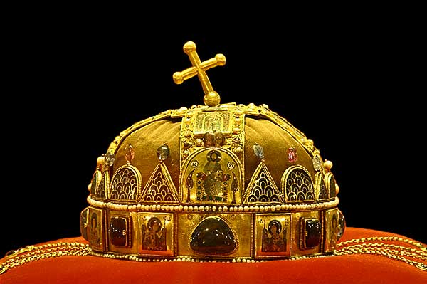 A Szent Korona valósághű másolata is érzékelhető a Déri Múzeumban nyílt tárlaton