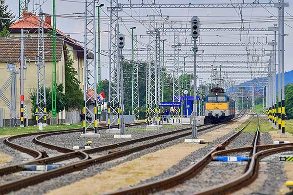 Átadták a villamosított Mezőzombor-Sátoraljaújhely vasúti szakaszt